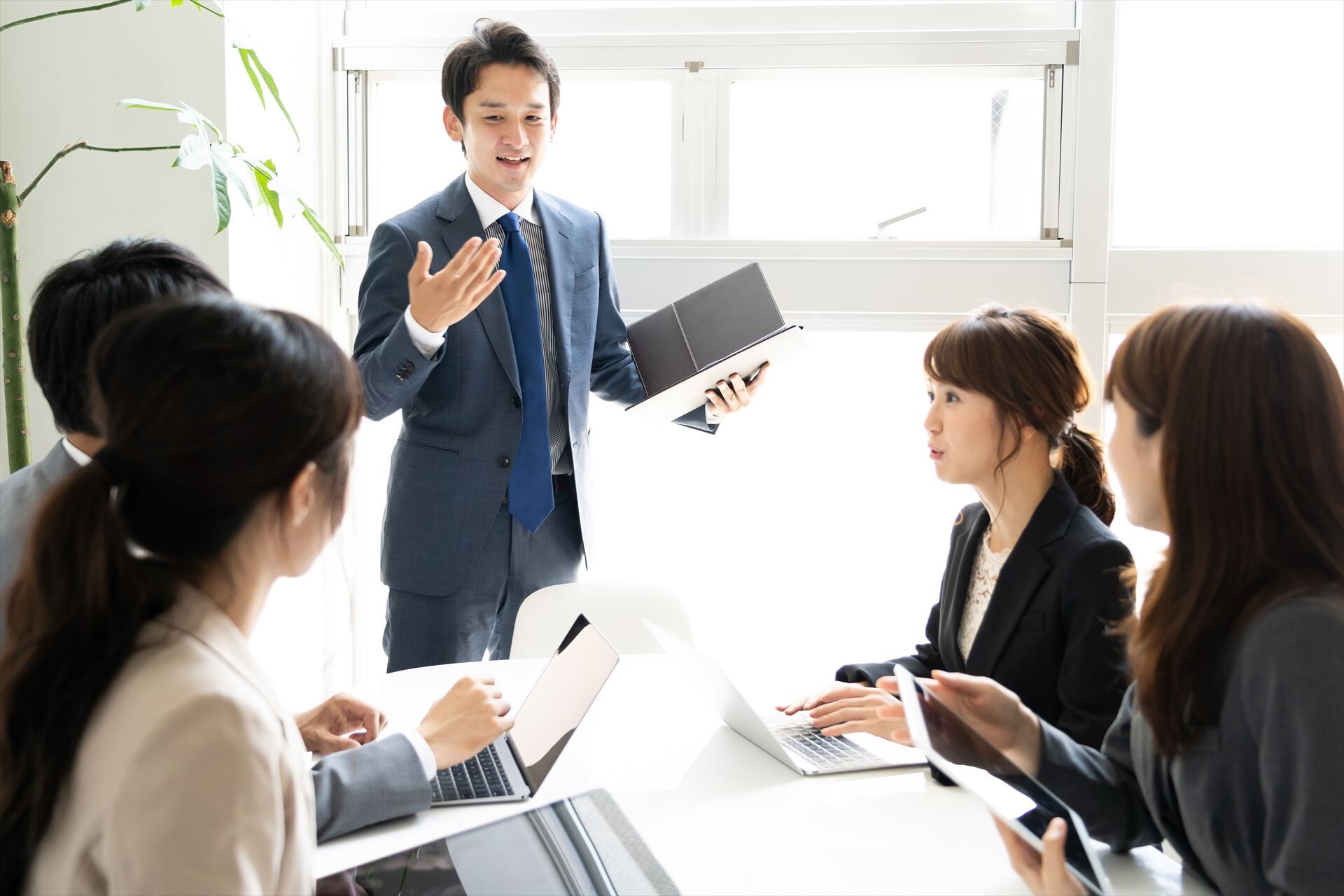 プレゼンするコンサルタント